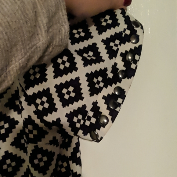 Patterned Blouse - Picture 3 of 7